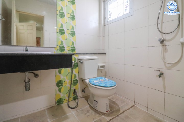 บ้านแฝดมือสองย่านนนทบุรี ม.คุณาสิริ บัวทอง4 หลังมุม! บนเนื้อที่มากถึง 49.8 ตร.ว. ฟังก์ชัน 3 ห้องนอน 3 ห้องน้ำ 2 ที่จอดรถ กระจกติดฟิล์มกัน UV บนทำเลเยี่ยม เชื่อมต่อถ.บ้านกล้วย-ไทรน้อย, ถ.กาญจนาภิเษก ใกล้เซ็นทรัลเวสต์เกต และรถไฟฟ้าสายสีม่วง "สถานีคลองบางไผ่"